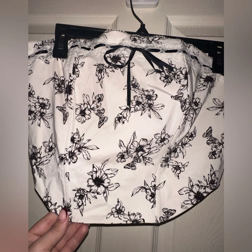 PacSun Beverly and Beck White and Black Floral sleeveless corset crop top M